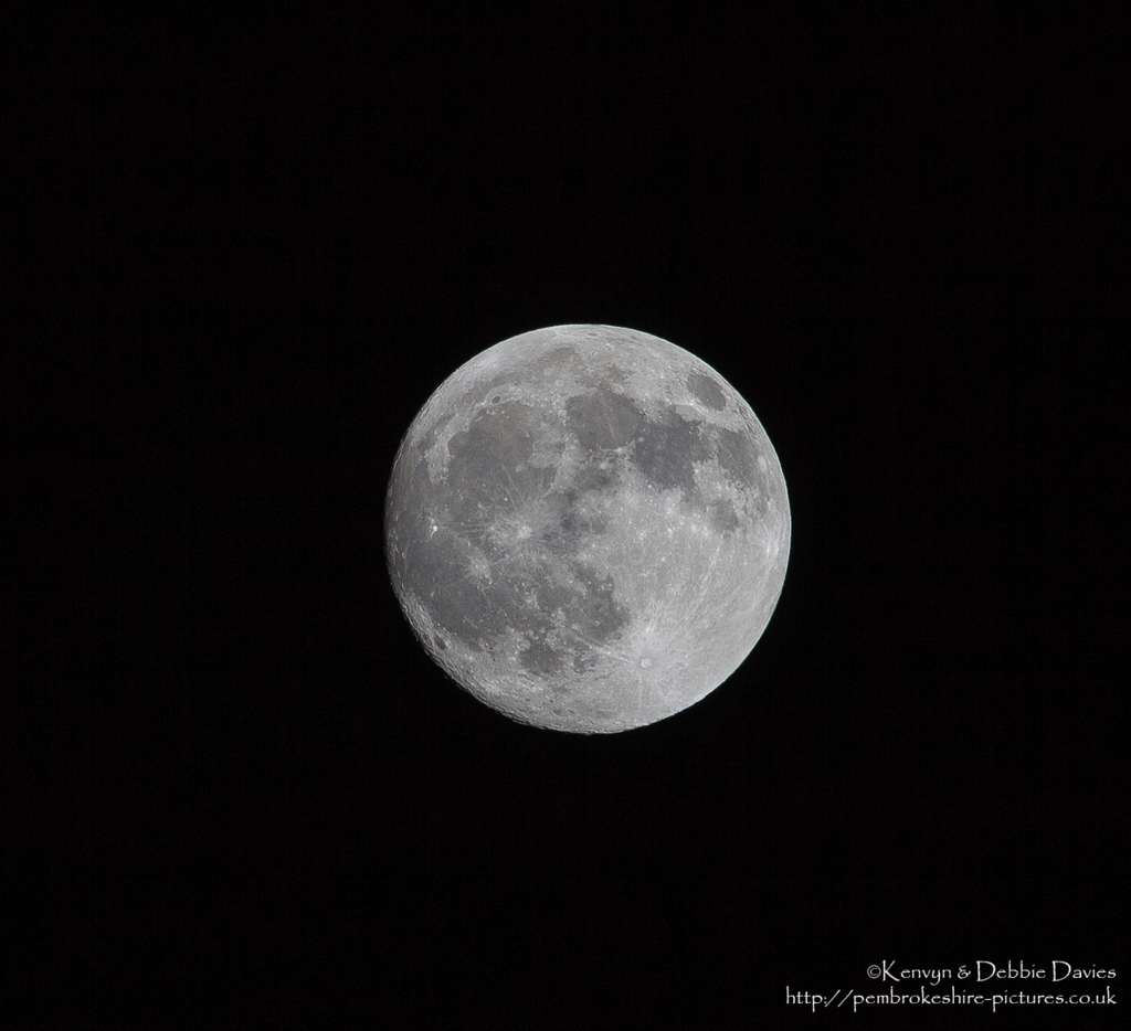 Weather was quite warm this evening (relatively) so I decided to take a crack at shooting the moon. Bit of sharpening and a small contrast boost. Inspired by "Star Gazing" on the BBC.